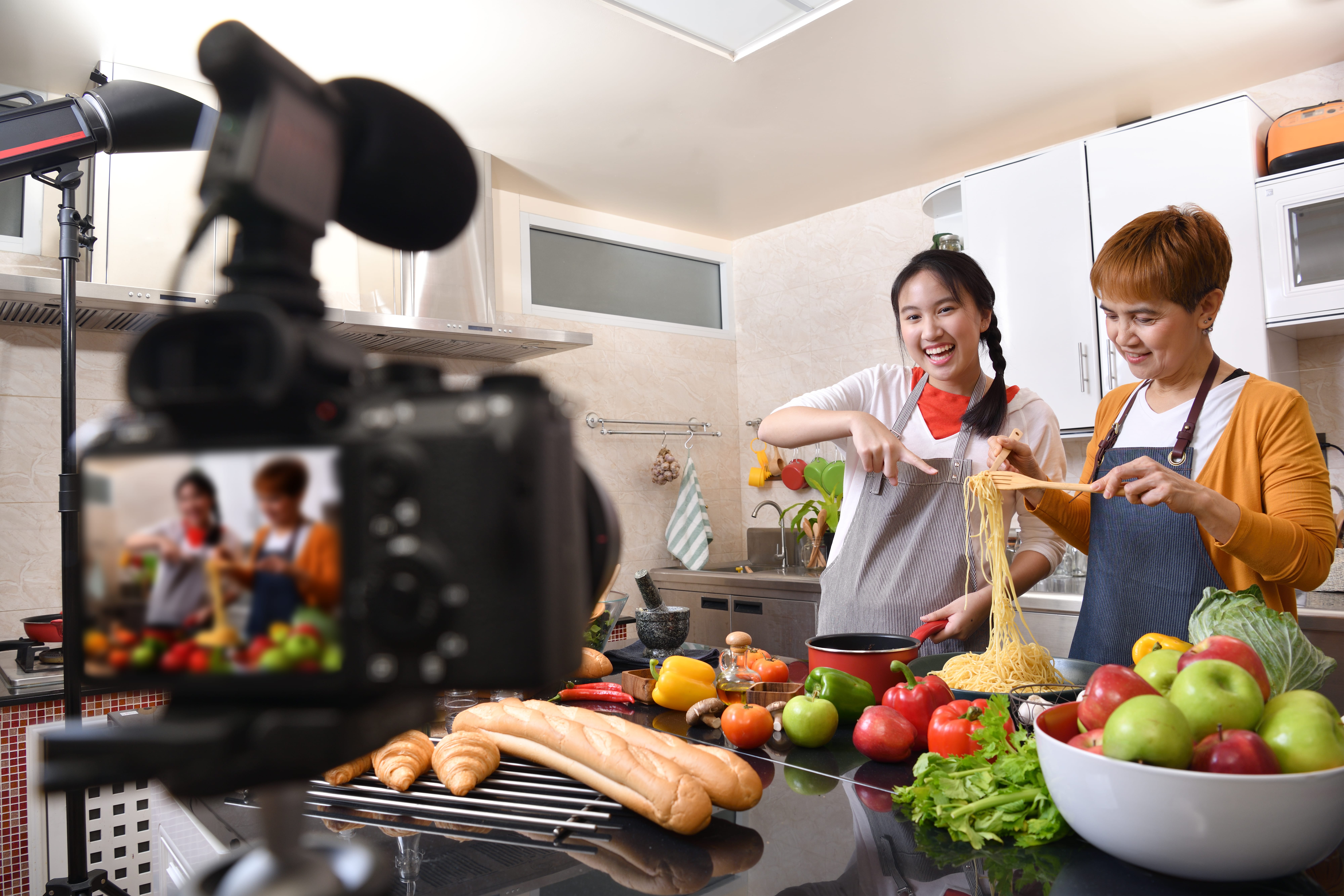 mother-and-daughter-cooking-in-the-kitchen-8QAQZVN